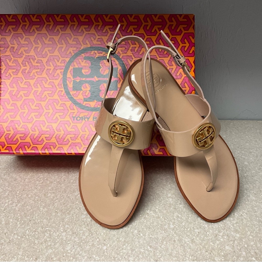 NIB Tory Burch Size 7 Benton 2 Flat Thong Sandal in Goan Sand Patent Leather